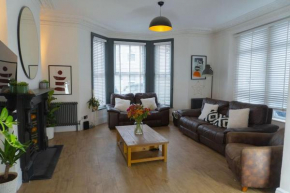 Large Home Sleeps 6 Central Location Free Parking
